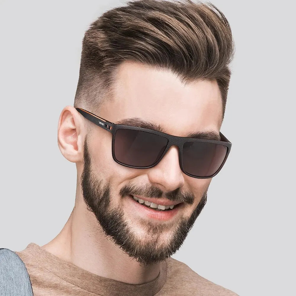 Modelo usando no rosto o óculos de sol Italy marrom com detalhe laranja